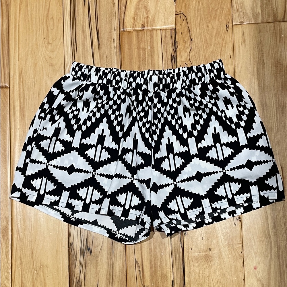🇺🇸 TYCHE Made in USA Black and White Geometric Flowy Lightweight Shorts Sz Small